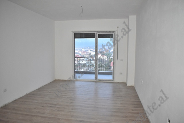 Apartament 2+1 per shitje ne Bulevardin Blu ne Kamez.
Pozicionohet ne katin 6 te nje pallati te sap